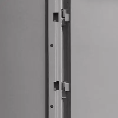 Anti-dégondages rectangulaires sur porte anti-effraction CR4. Réglages en usine.