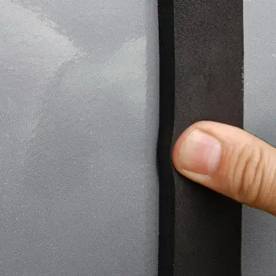 Joint d'étanchéité en EPDM, sur les 3 côtés de la porte blindée.