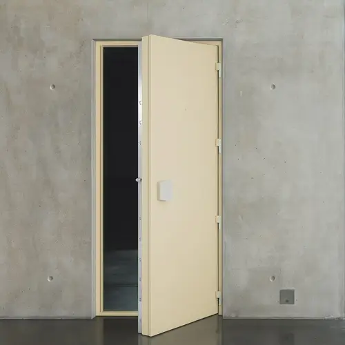 Exemple de porte blindée et pare-balles montée de couleur beige montée sur un mur en béton ciré.