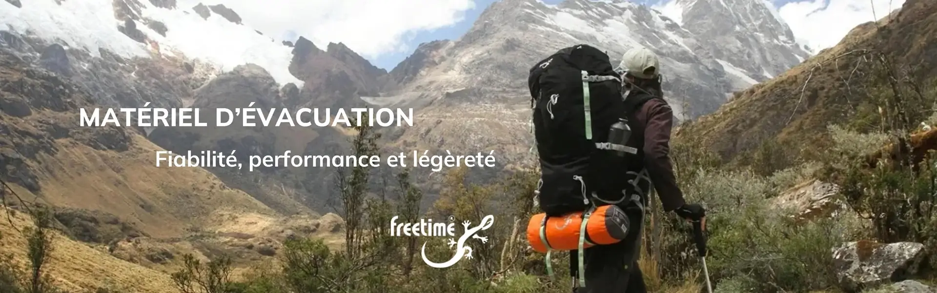 Photo d'un homme en pleine évacuation en montagne, portant un sac à dos de survie et un sac de couchage de survie de la marque Freetime.