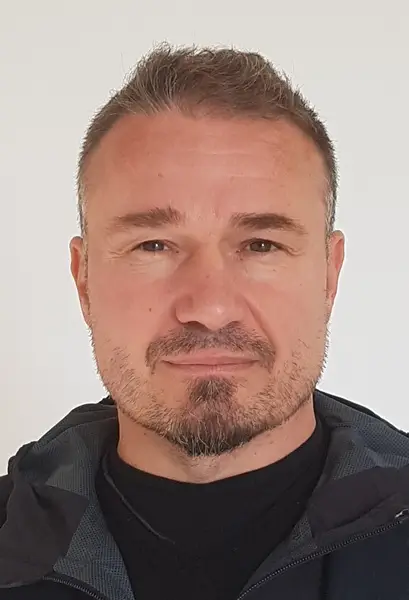 Photo de notre expert en abris sécurisés NRBC autonomes, bases autonomes durables et matériels de survie.