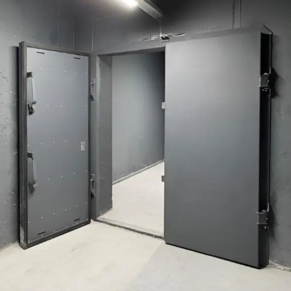 Porte de bunker étanche 2 vantaux ouverte.