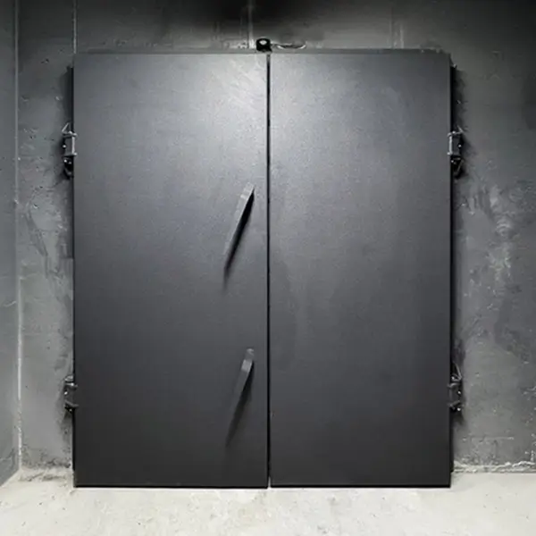 Porte de bunker para-souffle 1 bar 2 vantaux fermée, vue extérieure.