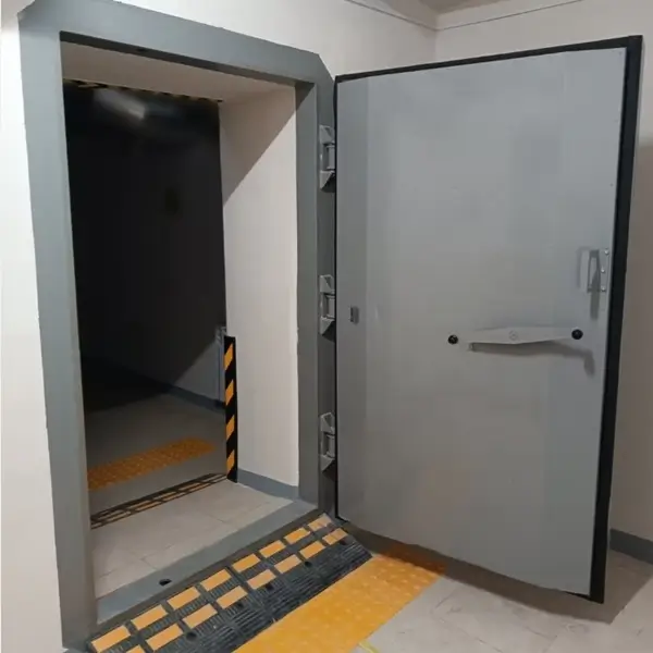 Vue intérieure d'une porte de bunker para-souffle 9 bar et étanche aux gaz, ouverte.