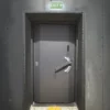 Vue intérieure d'une porte de bunker para-souffle 4.4 bar et étanche aux gaz, de couleur grise.