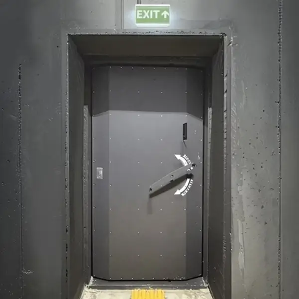 Vue intérieure d'une porte de bunker para-souffle 4.4 bar et étanche aux gaz, de couleur grise.