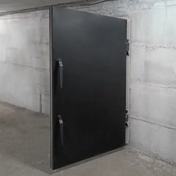 Porte anti-souffle 1 bar avec leviers de verrouillage vue d'extérieur.