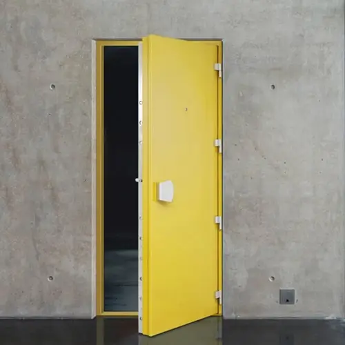 Vue sur une porte blindée pare-balles jaune vif entrouverte.