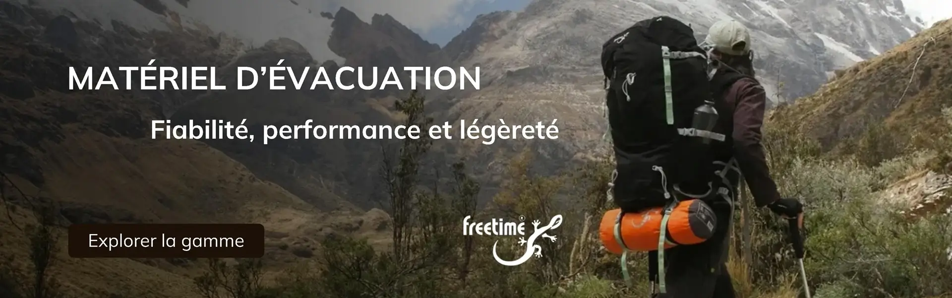 Vue sur un homme en montagne avec un sac à dos d'évacuation et un sac de couchage sur le dos.