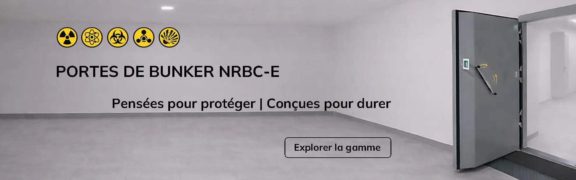Vue sur une porte de bunker NRBC-E massive ouverte.