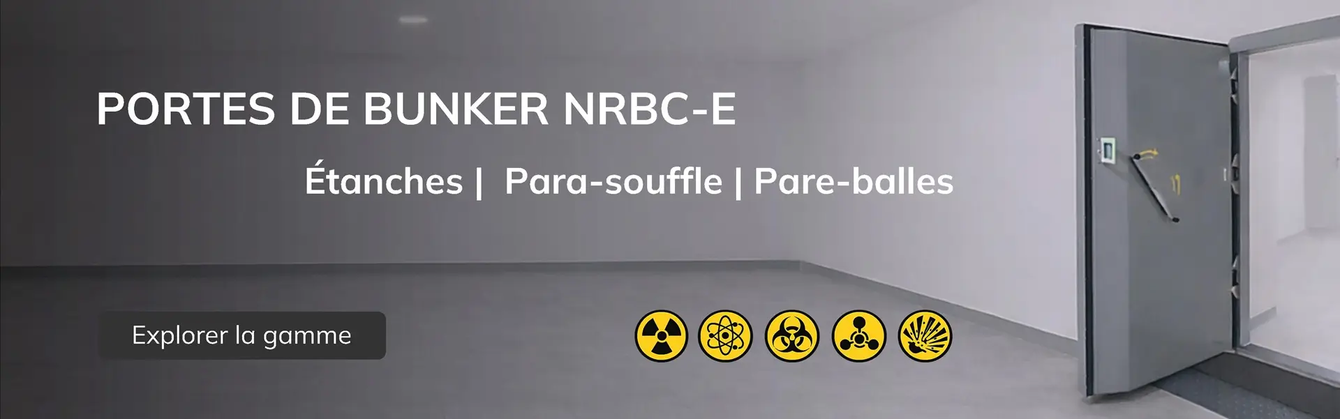 Vue sur une porte de bunker NRBC-E massive ouverte.