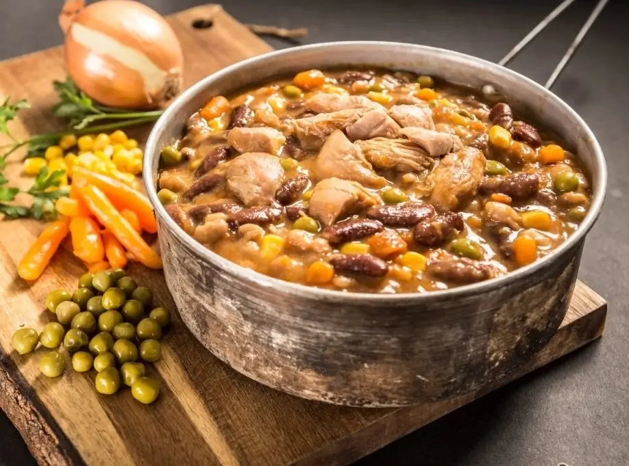 Suggestion de présentation du plat au poulet et haricots PRO RATION.