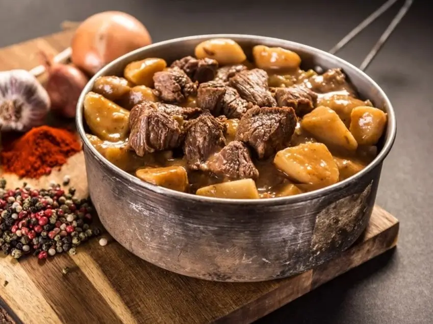 Repas cuisiné longue conservation PRO-RATION : mijoté de bœuf aux pommes de terre.