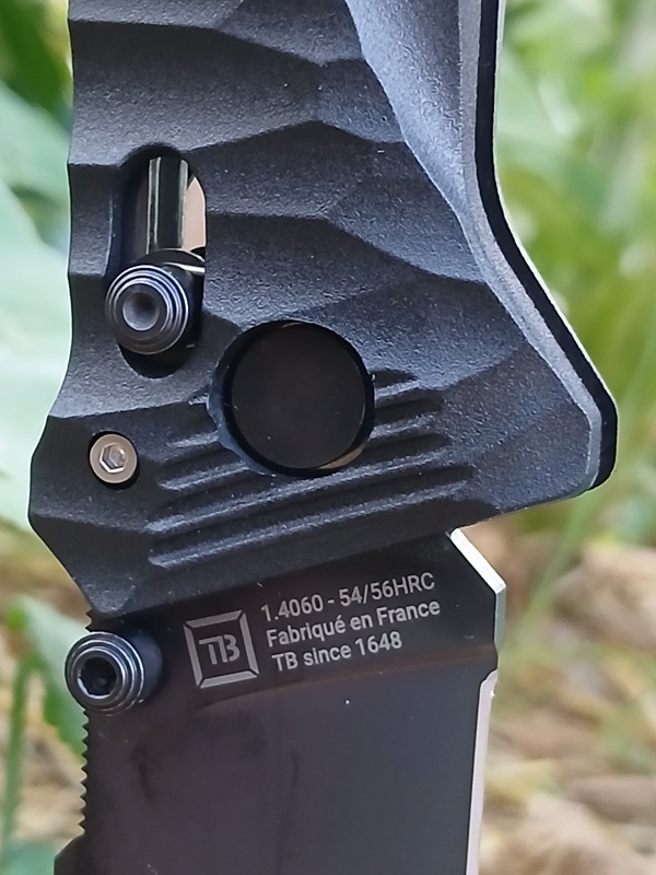 Détail de la lame lisse du CAC S200 noir fabriqué en France.