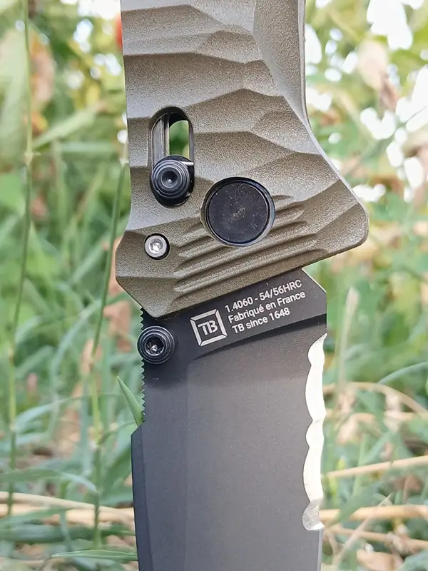 Détail de la lame mixte du CAC S200 kaki fabriqué en France.