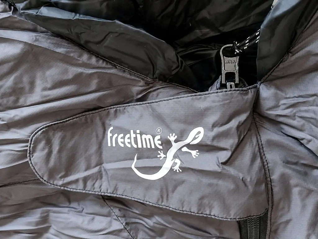 Détail de la fermeture du sac de couchage grand froid Lodenn Freetime.